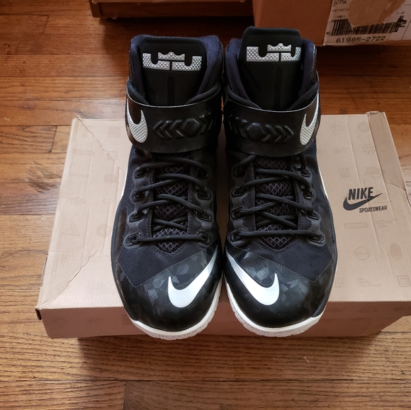 Mens basketball shoes and slides - Picture 6 of 7